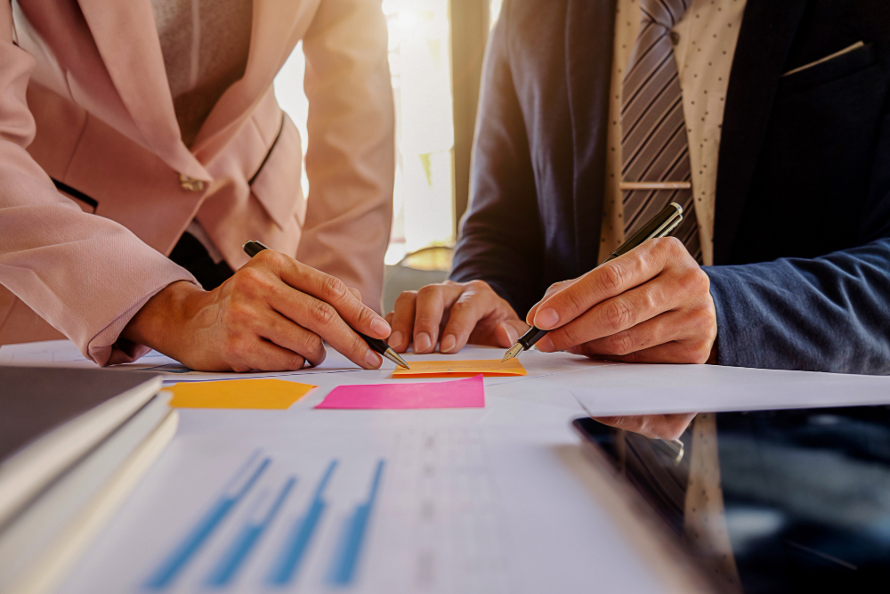 Manos de empresarios inmobiliarios discutiendo negocios fiduciarios.