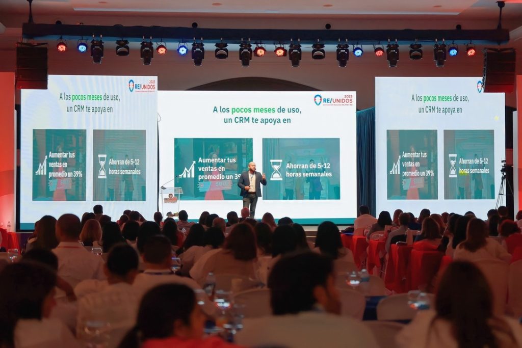 Presentación sobre beneficios de CRM en conferencia